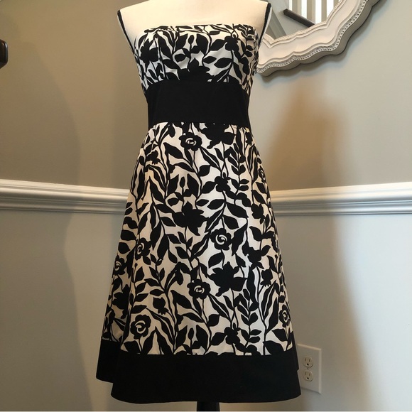 White House Black Market Black and White Floral Cocktail Dress Size 4. - Picture 3 of 7